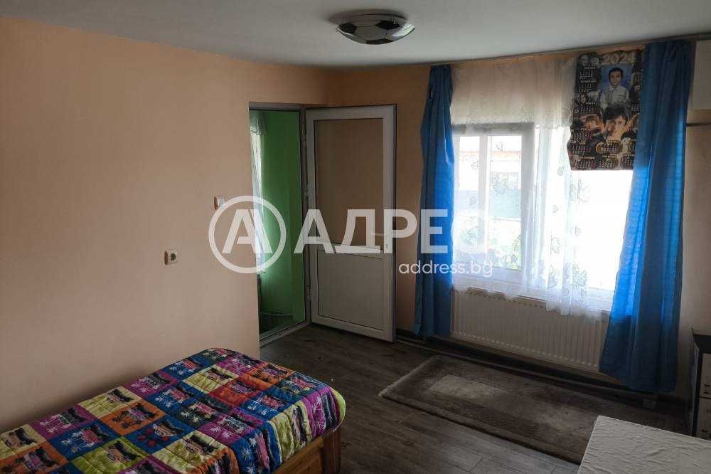 Двуетажна къща в кв. "Абритус"!
