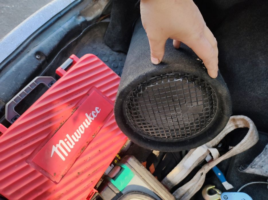 Магнитола и сабвуфер бочка