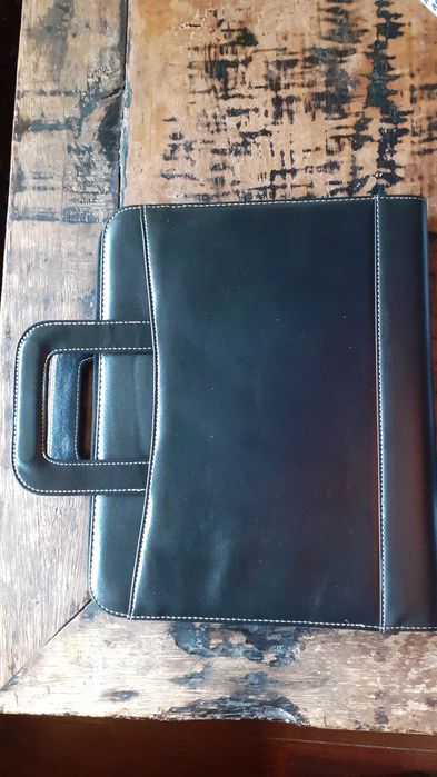 чанта бизнес черна с изтеглящи се дръжки красив дизайн