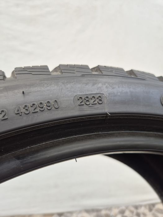 2бр 255 35 20 Nokian зимни 23г