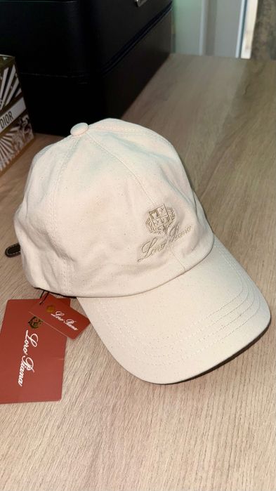 Loro Piana шапка в нежен цвят екрю
