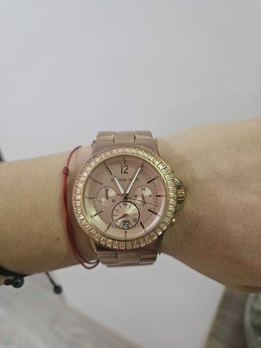 Michael Kors , Tommy Hilfiger, Fossil & DKNY