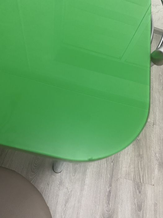 Отдам стол со стульями