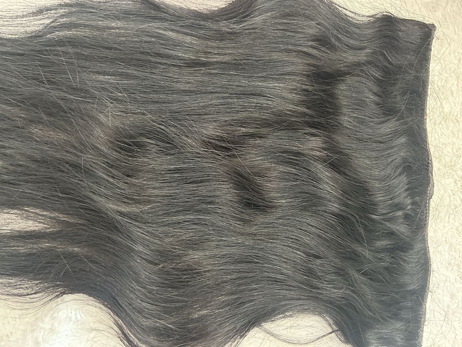 Натуральные волосы на заколках 100 у.е. около 120 грамм .