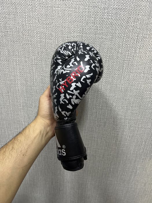 Боксерские перчатки из воловьей кожи.