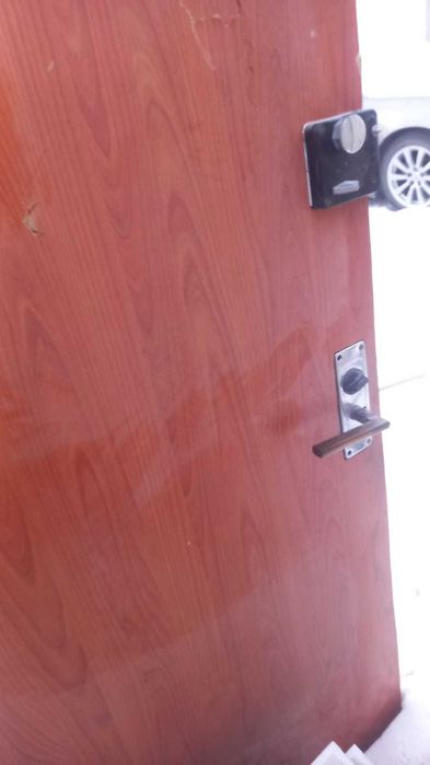 Продам дверь входную деревянную