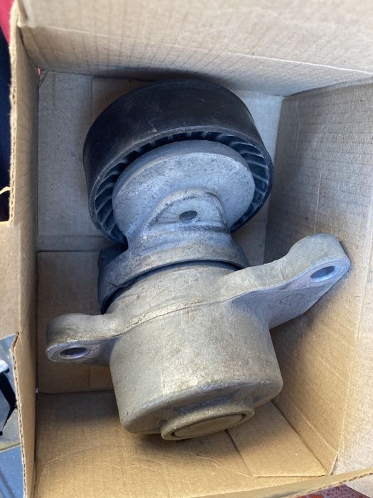 Продам натяжитель с роликом