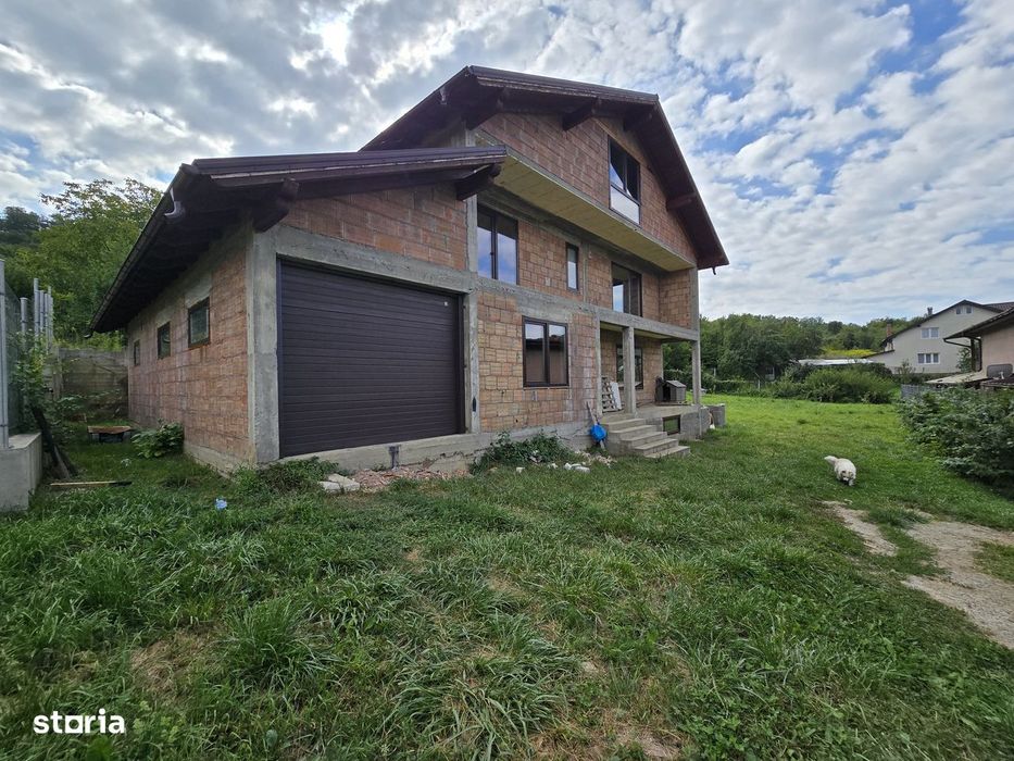 Casa la rosu zona dealul Jelnei