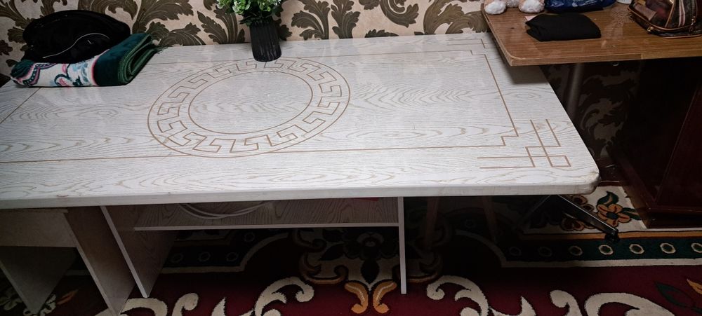 Большой белый стол продаю Катта стол сотилади