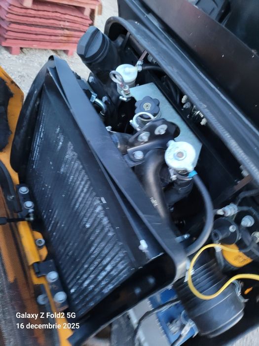 Miniescavator jcb model 8018 3 cupe și rampi