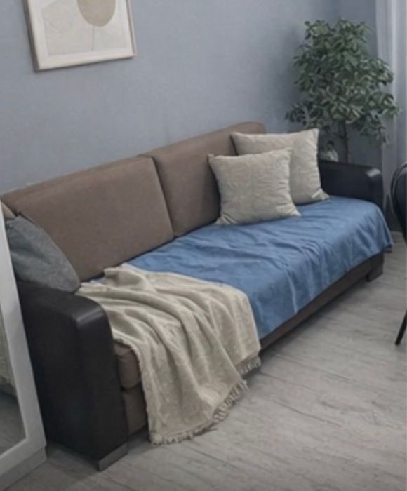 Диван с столиком слитный