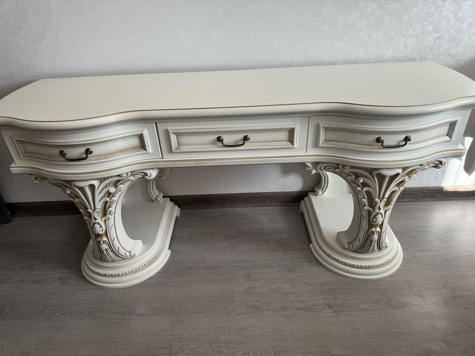 Письменный стол, удобный