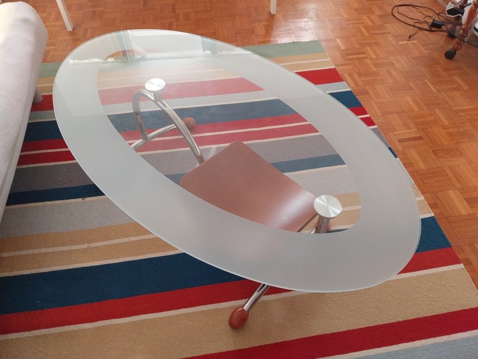Masă de cafea cu blat din sticlă și picioare metalice