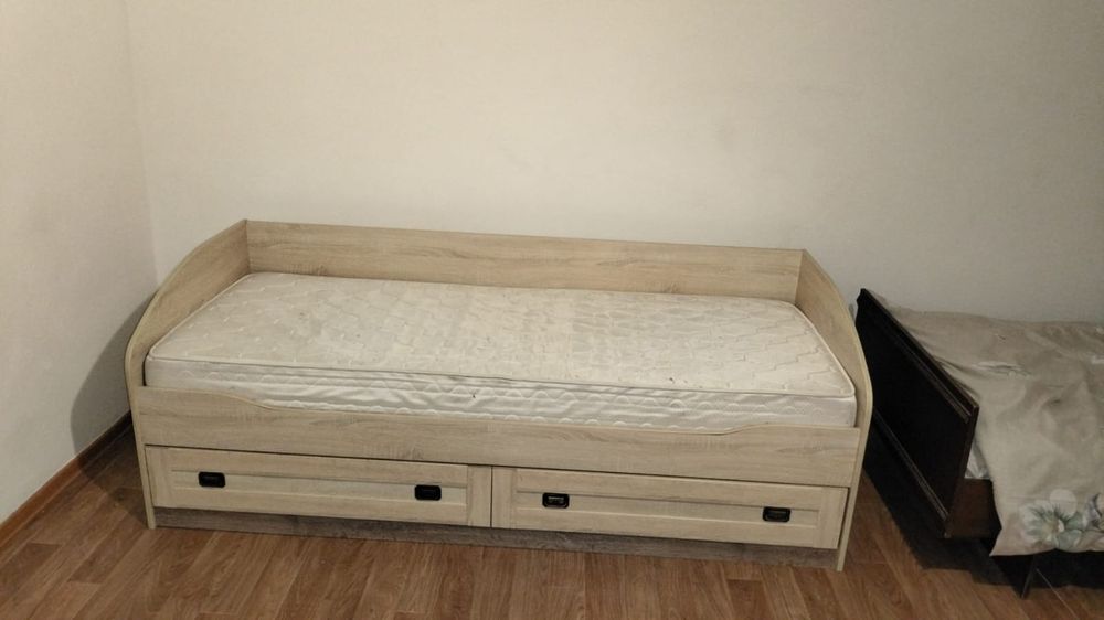 Кравать с матрацам ,диван