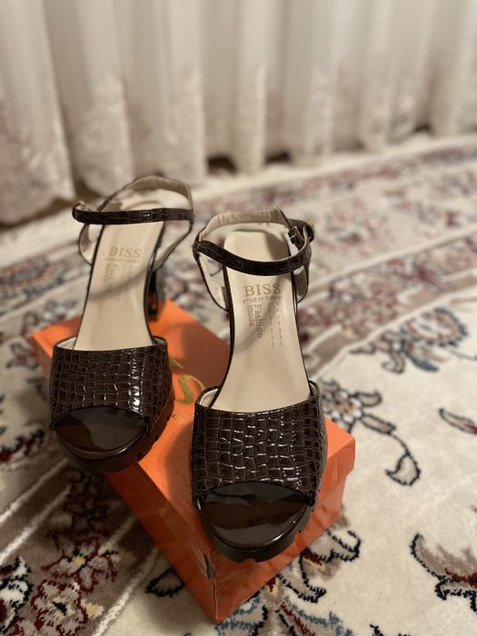 Женские сандали на каблуках