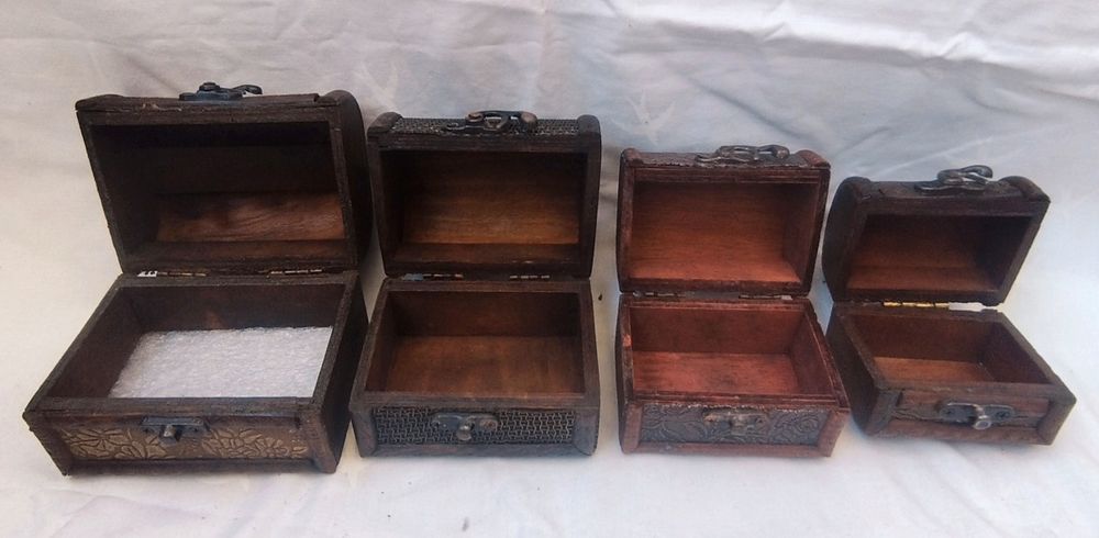 Lot 4 cufere mici din lemn, pentru bijuteri, pentru colectionari.