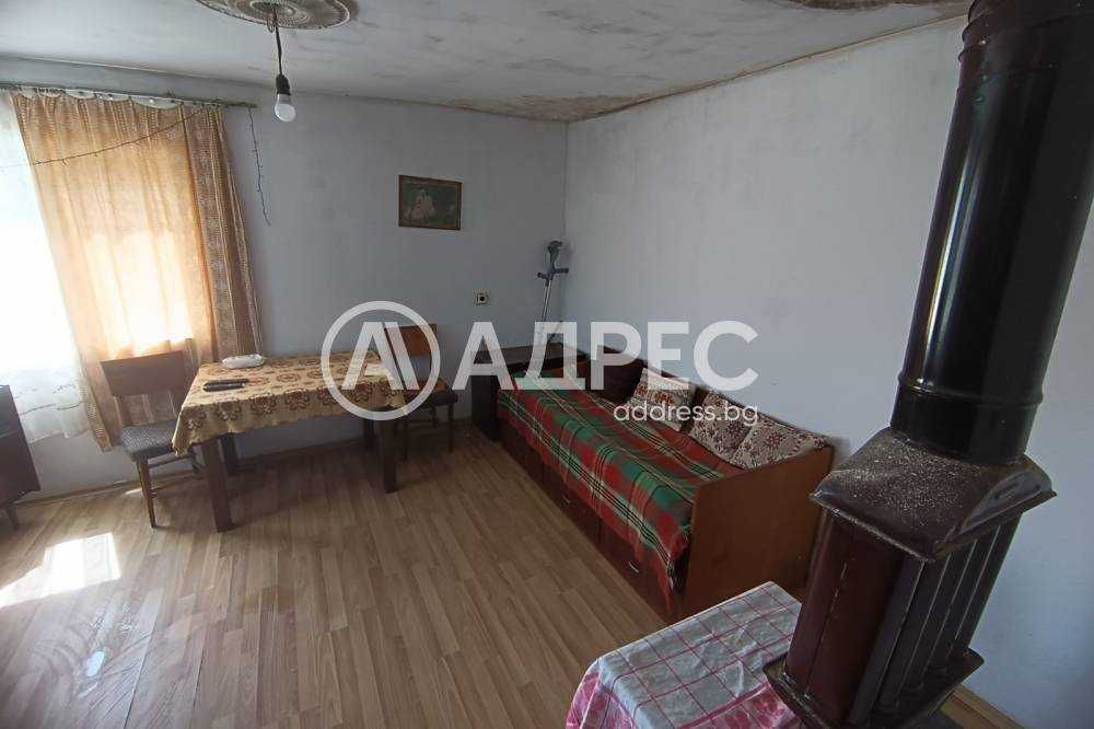 Къща в централната част на с. Топчии