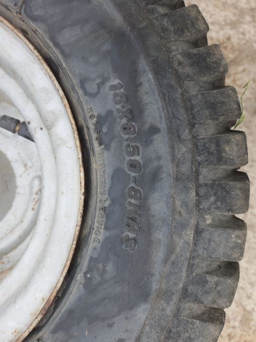 Roți de rezervă pentru tractoare de gazon dimensiuni 18 x 8.5 x 8 Sunt în stare de utilizare cu uzură normală