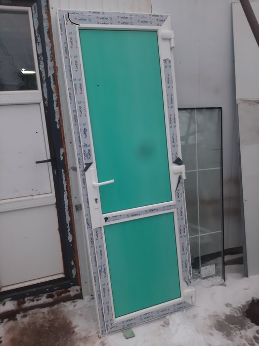 Пластиковая дверь