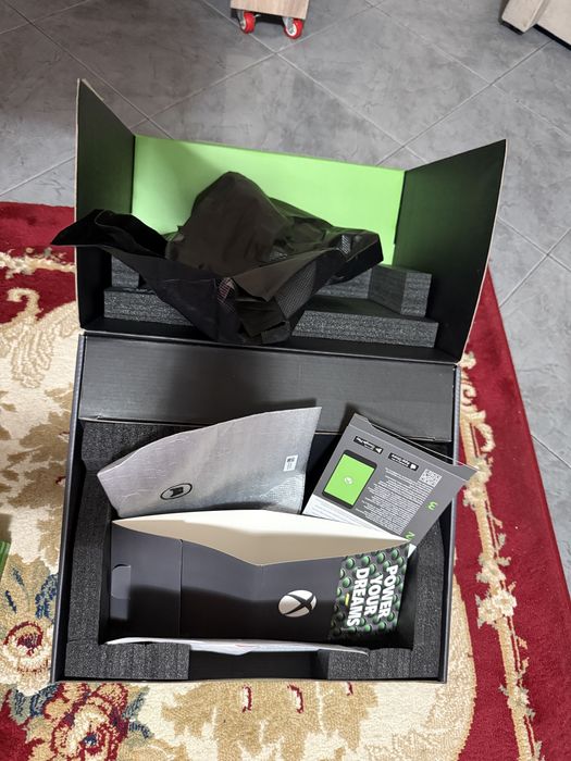 Vand Xbox Series X cu Volan Hori si 4 jocuri