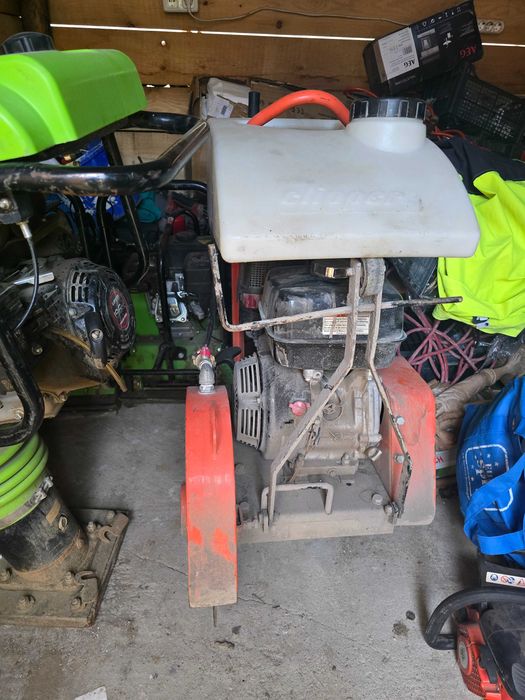 Închiriez masina de asfalt,placa compactoare,compactor si drujba de asfalt
