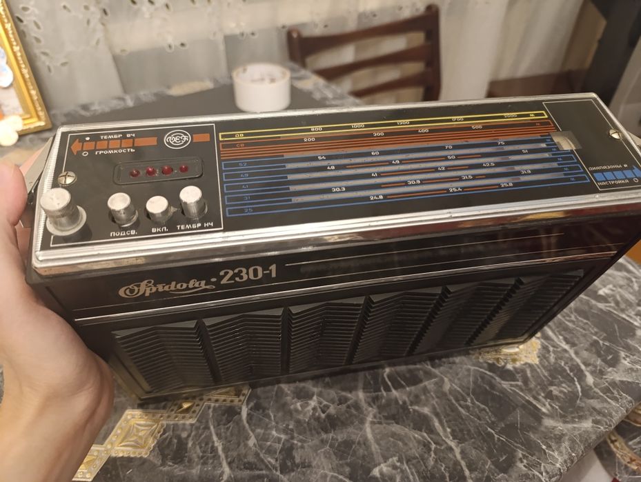 Советский портативный транзисторный радиоприемник Спидола 230-1