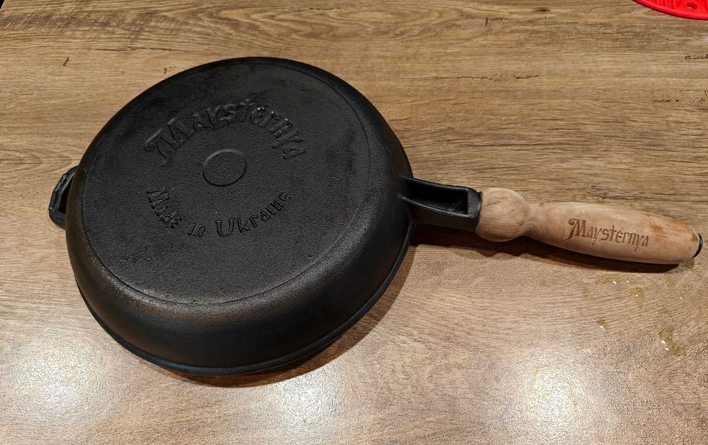 Чугунен тиган с дървена дръжка 24х4 см - Maysternya