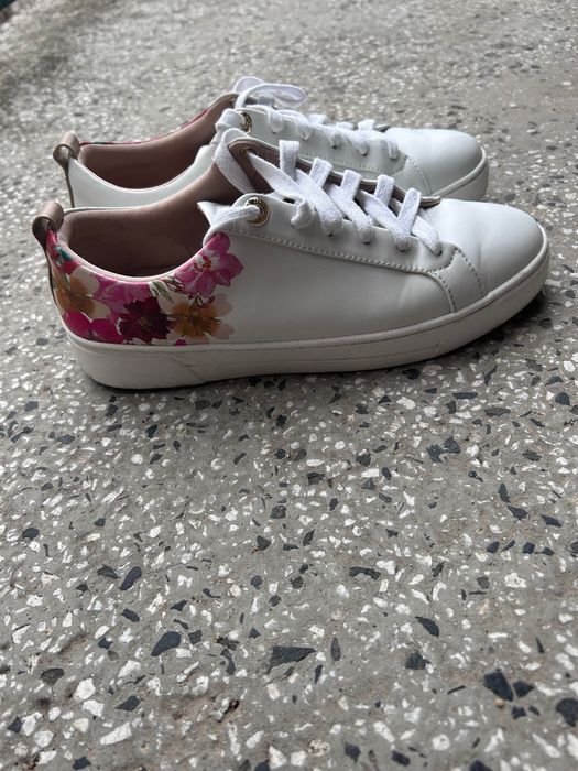 Бели сникърси Ted Baker