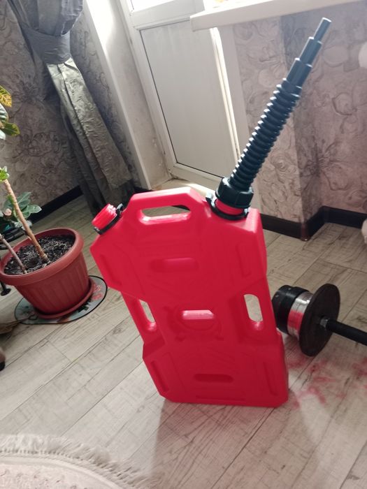 Канистра для бензина 10 литров.