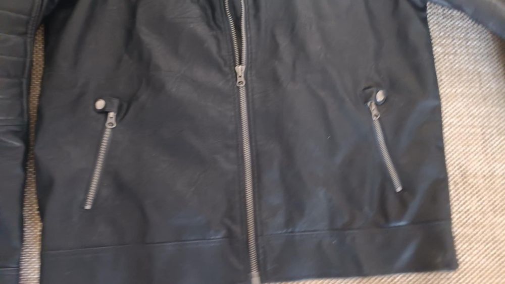 Кожено яке Livergy с качулка.