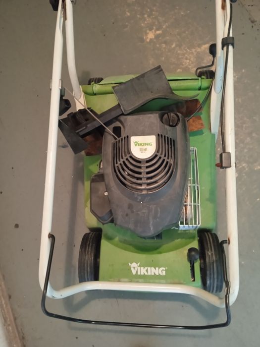 Продавам бензинова косачка Викинг 443 в добро състояние е косачка