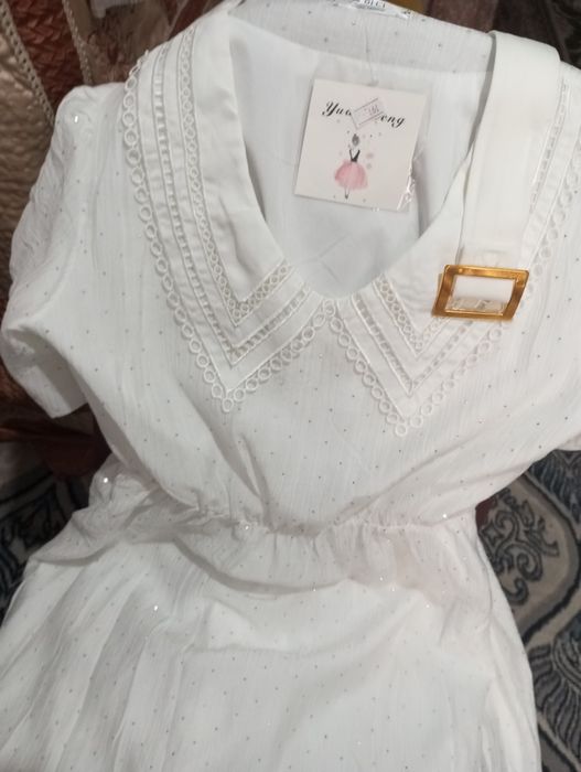 ок куйлак.хитойники.размери 50.жуда чиройли.олдига ок майда тошчалар.