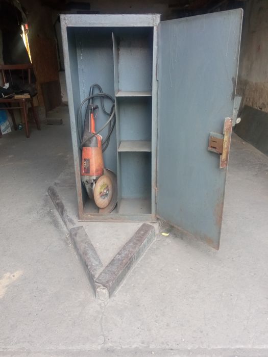 Инструментальный шкаф