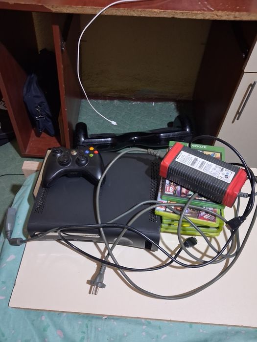 Pachet Xbox 360 + 1 Maneta + 8 Jocuri (GTA V, Far Cry, CoD)