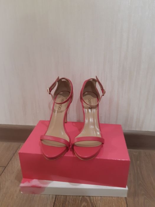 Женские босоножки