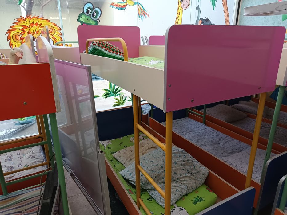 Продается детские кроватки, шкафы, столы, стулья и остальные вещи