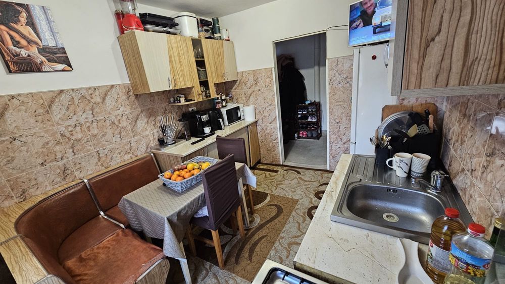 Vand apartament 2 camere Moinesti , in fata Spitalului