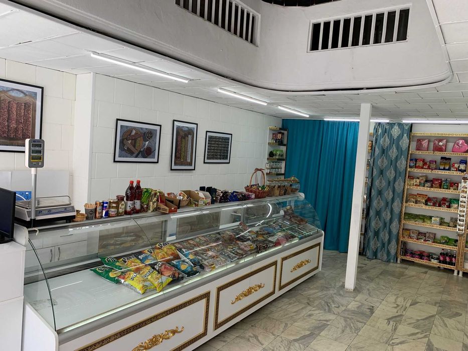 Спешно продава Ориенталски стил магазинни витрини и крайстенни стелажи