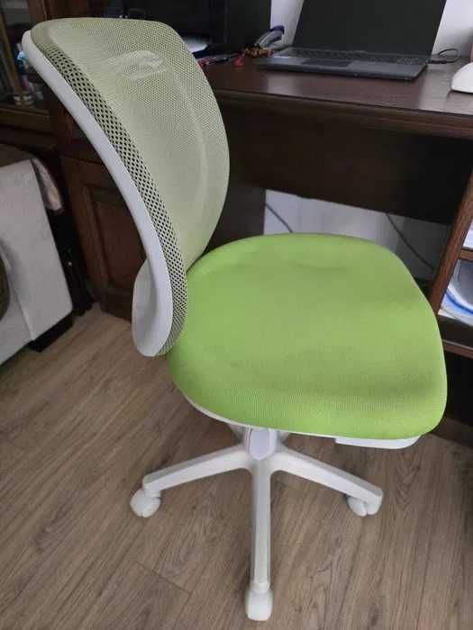 Scaun rotativ pentru copii - verde deschis – utilizat