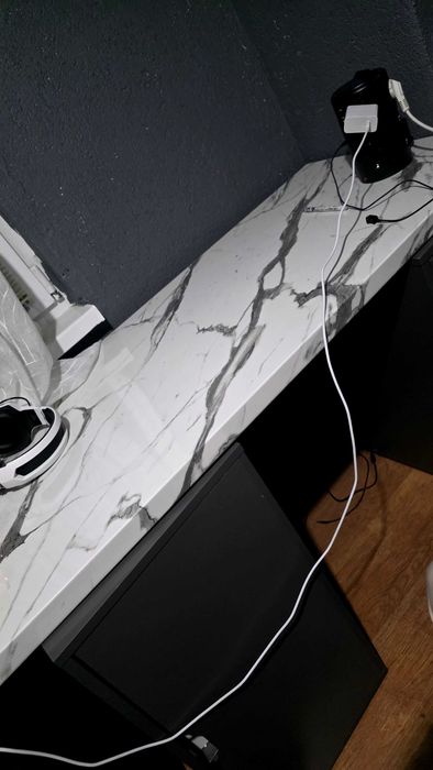 Гланцов бял плот за бюро или маси