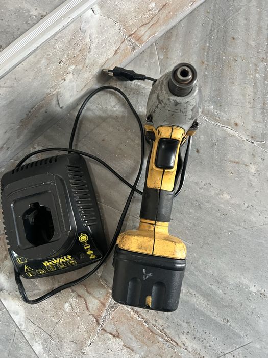 Filetanta cu Impact Dewalt cu Incarcator si Baterie XR  12V 2Ah