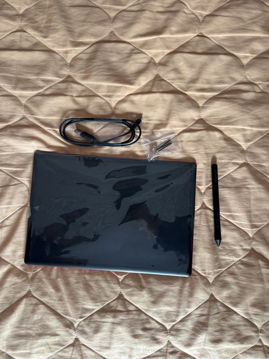 Графичен таблет One by Wacom Medium CTL-672, Черен/Червен