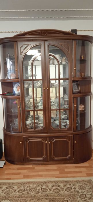 Продам стенку-горку в гостинную (сервант для посуды в столовую)