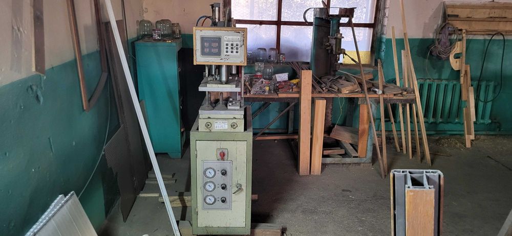 Продам паяльный угловой  станок для склеевания пластиковых окон.