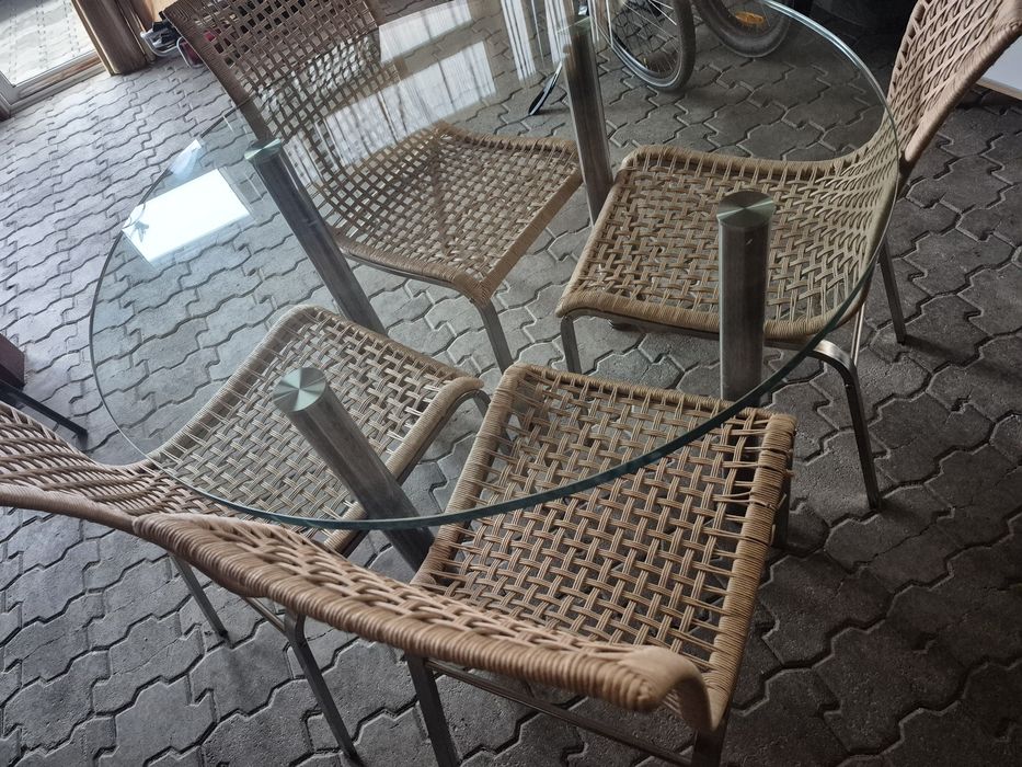 Vând masă sticlă cu 4 scaune.