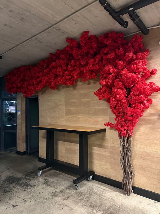 Изкуствено дърво в червен цвят