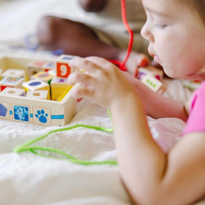 Дървени мъниста за нанизване Melissa & Doug Дървени кубчета