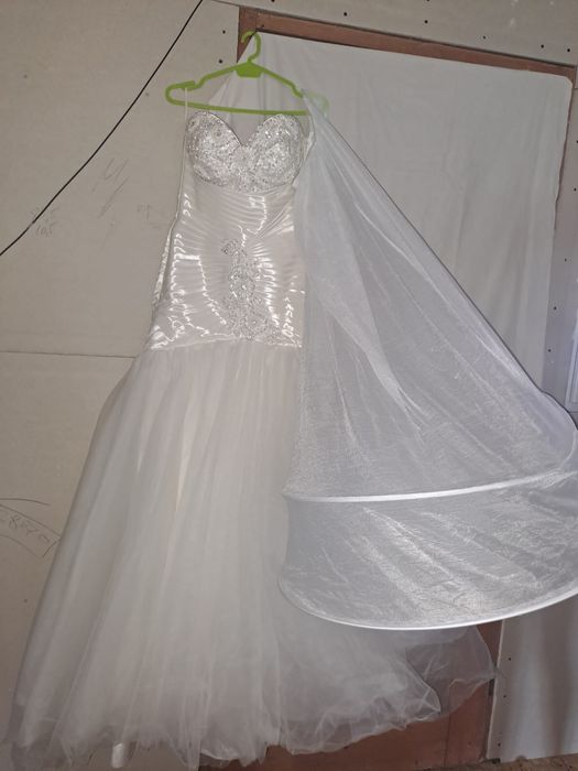 Rochie de mireasa culoare ivory , cu voal si corset reglabil+ jupa