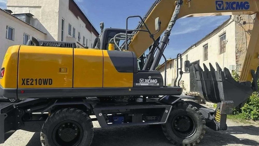 XCMG XE210WD — это более мощный и тяжелый колесный экскаватор