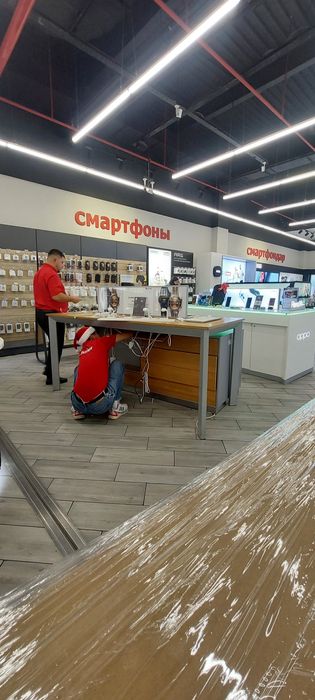 Стол очень прочный , металлический